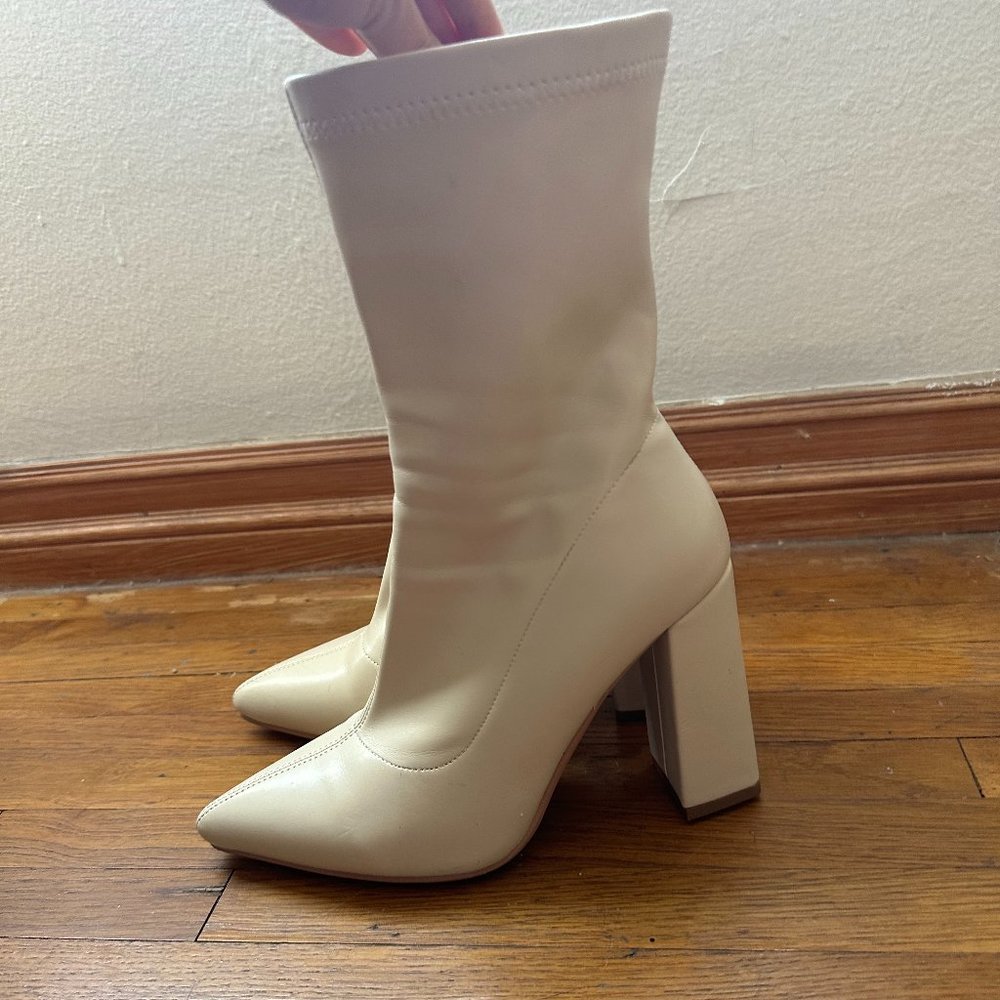 Akira pointy toe high heeled ankle boots in white, Sz 7